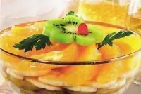 Разноцветный фруктовый салат с черносливом и орехами