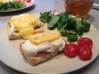 Бенедиктинские яйца с копченым лососем