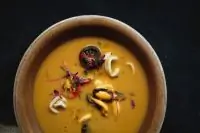 Суп из морепродуктов с вялеными томатами