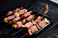 Шашлыки из тунца и слив, в маринаде из китайских пяти специй