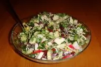 Салат с красной фасолью, сельдереем и редисом