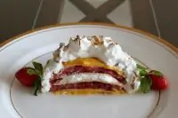 Запеченная аляска с блинчиками, клубничным желе и апельсиновым курдом