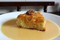 Перевернутый яблочный пирог с апельсиновым соусом сабайон