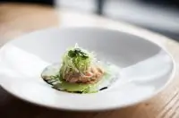 Тартар из лосося с желе из огурцов в азиатском стиле