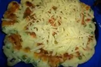 Лепешка на завтрак с яйцами и колбасой