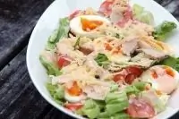 Свежий зеленый салат с курицей, овощами и сыром