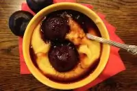 Персиковая манная каша с ломтиками сливы в сиропе