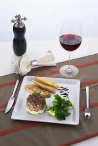 Тартар из тунца с авокадо и помидорами черри