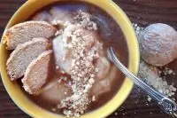 Грушевая манная каша с имбирем, пряничной крошкой и коричным соусом