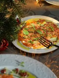 Лосось с ванильным соусом и укропной сметаной