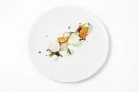 Подмаринованная сельдь с козьим сыром и овощами