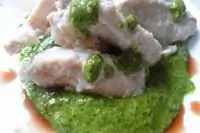 Куриные грудки в сливочно-лимонном креме на подушке из соуса песто