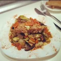 Курица с розмарином под овощами