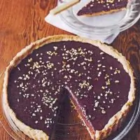 Шоколадный тарт с фундуком и медом