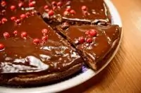 Шоколадный пирог с брусникой
