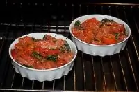 Семга, запеченная с томатами и базиликом