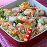 Салат с омлетом и креветками