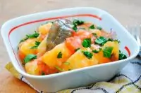 Тушеные картофель с морковью и специями