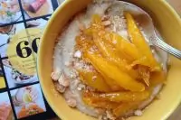 Банановая манная каша с ломтиками манго в сиропе