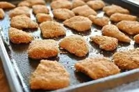 Куриные наггетсы в картофельных чипсах, запеченные в духовке