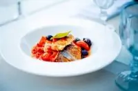 Сибас, припущенный с помидорами черри