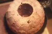 Шоколадный кекс с яблоками и красной смородиной