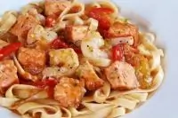 Фетуччини с острыми креветками и лососем