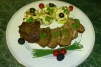 Печеная телятина и печеный картофель с опятами и луком