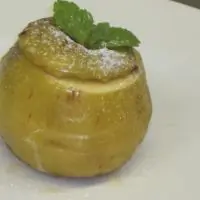 Яблоко, запеченное с физалисом и орехами