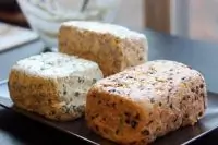 Три вида сырных закусок с крекерами