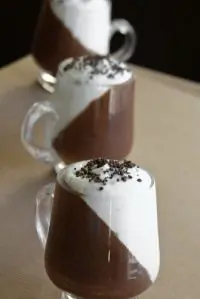 Шоколадный мусс со взбитыми сливками и кофе