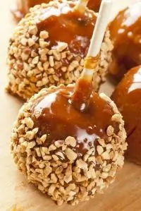 Яблоки в карамели и орехах