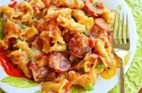 Паста с пряными колбасками
