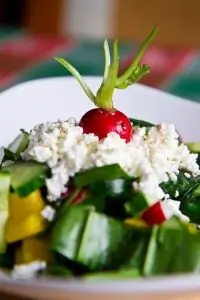 Весенний салат с черемшой и зерненым творогом