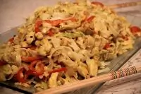 Лапша с куриной грудкой, овощами и кокосовым молоком по тайски