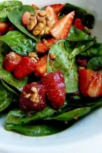 Салат с клубникой, шпинатом и грецкими орехами