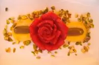 Клубничный сорбет с лимонным кремом и фисташковой пастой