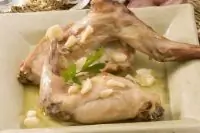 Кролик со сметаной и грибами