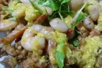 Салат с креветками, орехами и фасолью под апельсиновым соусом