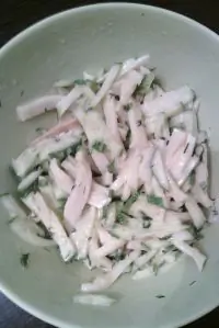 Салат с копченным кальмаром и свежим огурцом