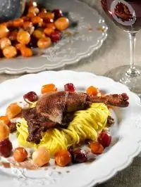 Петух в клюквенном бульоне с лапшой и глазированными овощами