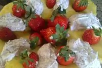 Фруктовый десерт с ананасом и клубникой