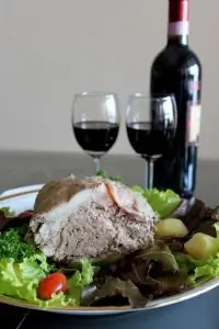 Галантин из курицы с ароматным бульоном