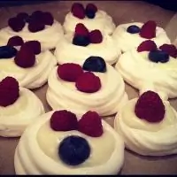 Безе с сырным кремом и ягодами