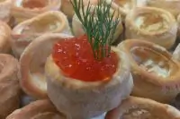 Волованы с икрой и малиновым вареньем