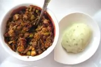 Крамбл с клубникой, сливой и фисташками