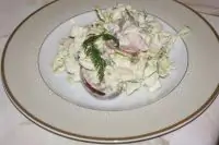 Салат с китайской капустой, редисом и сметаной