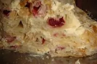 Торт из слоеных трубочек с вишней