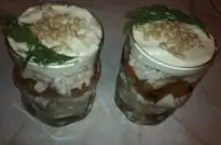 Слоеный салат с куриной грудкой, картофелем и грибами