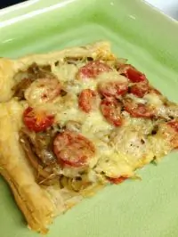 Тарт с луком порей и помидорами черри